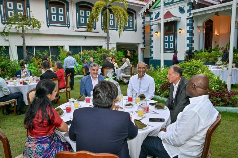 ރާއްޖޭގައި ތިއްބަވާ ބޭރުގެ ޑިޕްލޮމެޓުންނަށް ރައީސްގެ ދެކަނބަލުން ރޯދަވީއްލުމެއް