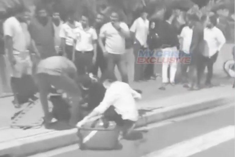 ބާރު ސްޕީޑްގައި ދުއްވި ސައިކަލެއް ޕޭވްމަންޓް މައްޗަށް އަރައި ހިނގި އެކްސިޑެންޓެއްގައި 16 އަހަރުގެ ކުއްޖަކު ނިޔާވެއްޖެ