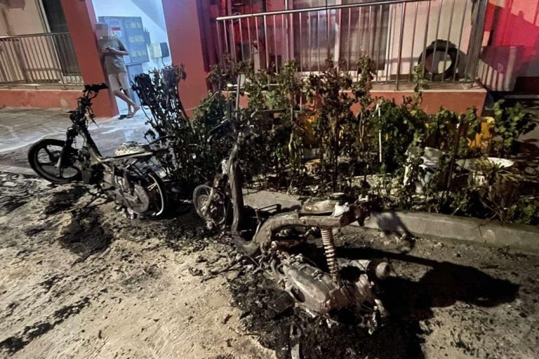 ހިތަދޫ ފުލެޓު ސަރަހައްދުގައި ހުރި ސައިކަލުތަކެއްގައި ރޯވެ، ދެ ސައިކަލު ބޭނުން ނުކުރެވޭ ވަރަށް އަނދައިފި