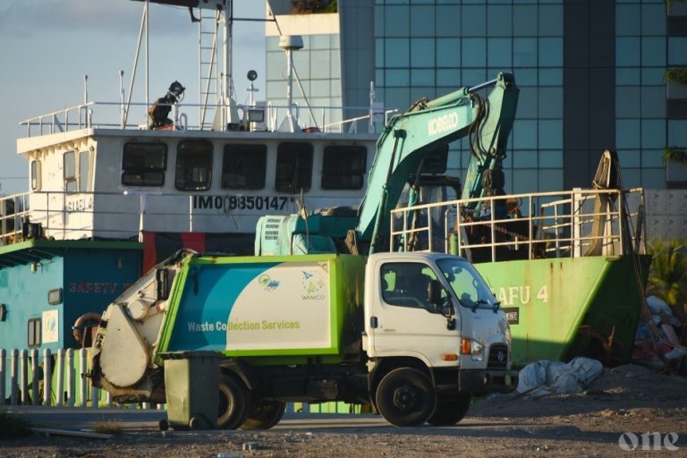 މާލޭ ވެމްކޯ ސައިޓުގައި ހިނގި ހާދިސާއެއްގައި މީހަކަށް އަނިޔާވެ، ވެންޓިލޭޓަރުގައި ފަރުވާ ދެނީ