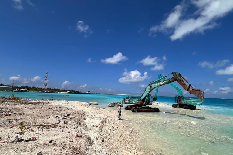 ނިލަންދޫ ދަޅުމަސް ބަންދުކުރާ ކާރުހާނާގެ ބިން ހިއްކުމާއި ބަނދަރު ހެދުމުގެ އަމަލީ މަސައްކަތް ފަށައިފި