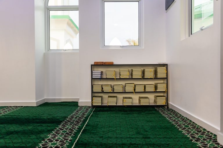 ސަޢޫދީން ހަދިޔާކުރި މުސްޙަފްތައް އަލަށް ހުޅުވި މިސްކިތްތަކަށް ފޯރުކޮށްދީފި