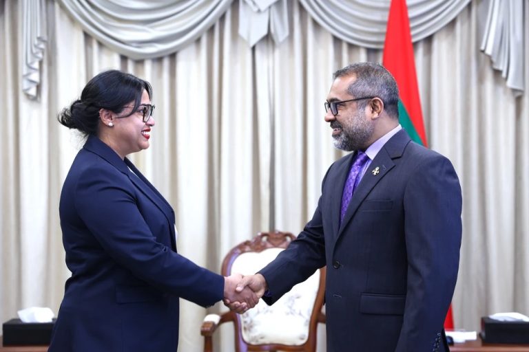 ފްރާންސުން ރާއްޖެ އަށް ކަނޑައަޅާފަ ހުންނަވާ އޮނޮރަރީ ކޮންސުލް އަށް އެގްޒެކެޓުއަރ އަރުވައިފި