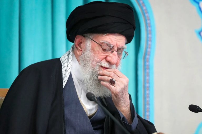 އީރާންގެ ރޫހާނީ ލީޑަރު ޚާމަނައީ އަވަހާރަކޮށްލައިފި