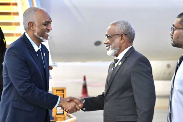 އުމުރާ ދަތުރަށް ފަހު ރައީސް ގެ ދެކަނބަލުން މާލެ ވަޑައިގެންފި