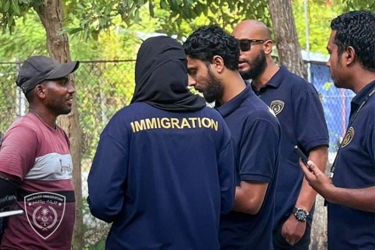 ގަވާއިދާ ޚިލާފަށް އުޅެމުންދިޔަ ދެ ބިދޭސީއަކު ހުޅުމާލެއިން އަތުލައިގެންފި