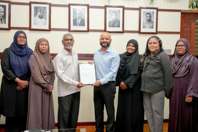 މައުމޫން ފޮންޓް ދިވެހިބަހުގެ އެކެޑަމީއަށް ހަދިޔާކުރައްވައިފި