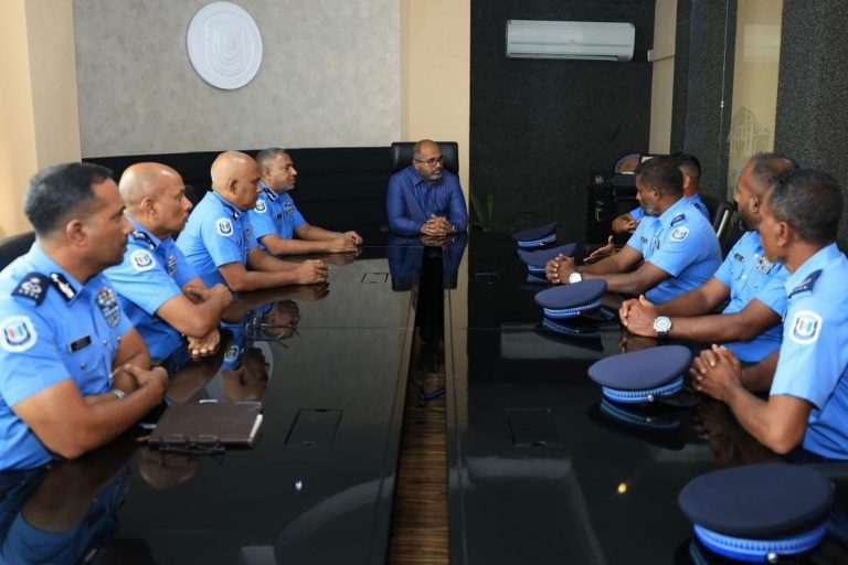 ޑައިވަރުން ހޯދުމަށް ހިންގި އޮޕަރޭޝަންގައި ބައިވެރިވި ފުލުހުންނާ ވަޒީރު އިޙްސާން ބައްދަލުކުރައްވައިފި