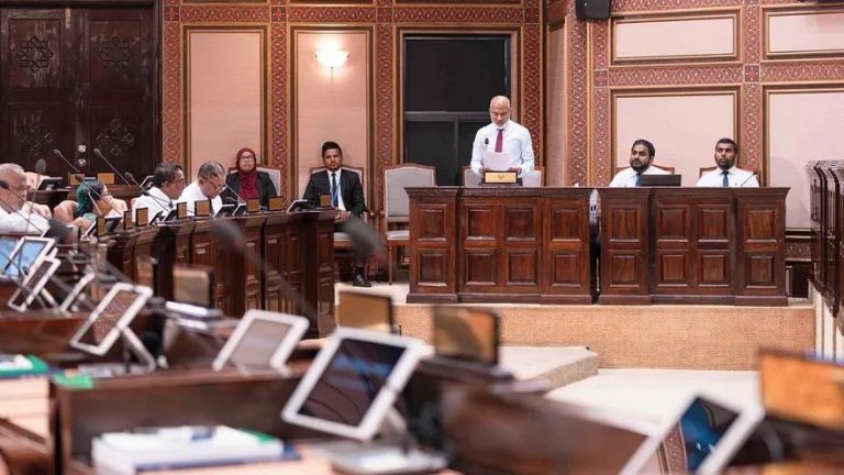 ސިޔާސީ ފިކުރާ ހެދީ ރަށް ބަދަލުކުރި ޕްރިންސިޕަލުންގެ މައްސަލަ ހައްލުކޮށްފި