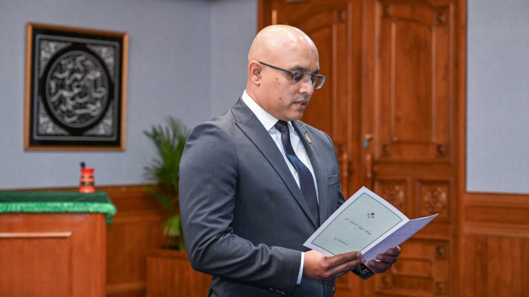 މިނިސްޓަރ ޒަރީރަށް ރުހުން ދިނުމުގެ މައްސަލަ ކޮމިޓީއަށް ފޮނުވައިފި