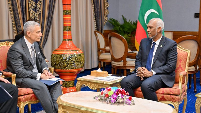 ރާއްޖެއާއި އެމެރިކާއާ ދެމެދު ގުޅުން ބަދަހި ކުރުމަށް ކުރެވިދާނެ ކަންކަމާ ގުޅޭގޮތުން މަޝްވަރާކުރައްވައިފި
