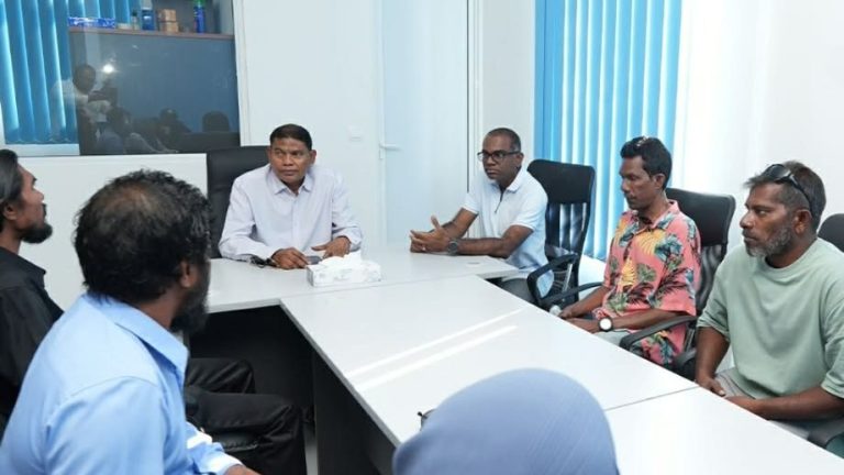 ފެނަކަ ”ރައިޓްސައިޒް“ ކުރަން ހުޅުވާލި ފުރުސަތުގައި 97 މުވައްޒަފަކު ވަކިވާން އެދެފި