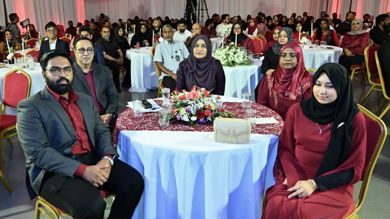 މެޑަމް ސާޖިދާ، މިއާންޒް ކޮލެޖުގެ 20 ވަނަ އަހަރީ ދުވަހުގެ ޖަލްސާ ޝަރަފުވެރިކޮށްދެއްވައިފި