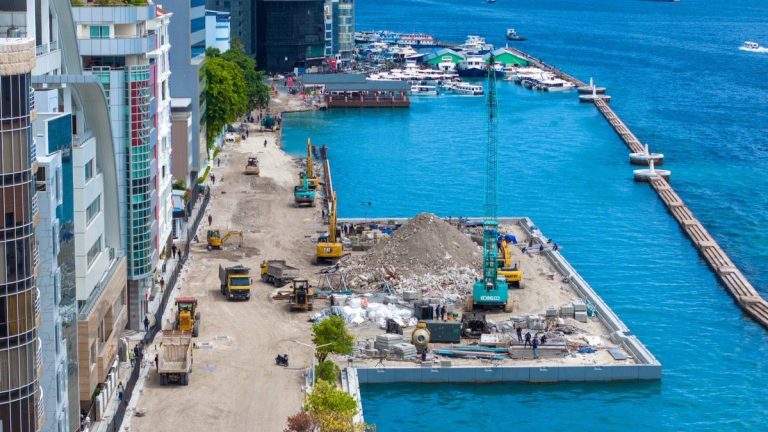 ބޮޑުތަކުރުފާނު މަގު ތަރައްޤީކުރުމުގެ މަސައްކަތިުގެ ތެރެއިން--- ފޮޓޯ: އެމްޓީސީސީ