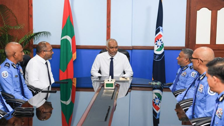 ރައީސް މުޢިއްޒު ފުލުހުންގެ އެގްޒެކެޓިވް މެނޭޖްމަންޓް ބޯޑާ ބައްދަލުކުރައްވައިފި