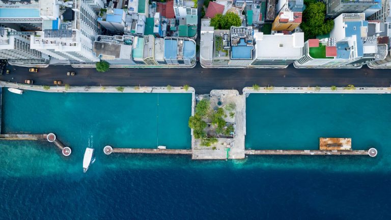 ބޮޑުތަކުރުފާނު މަގު ހެދުން: ހެންވޭރު ފެރީ ޓަރމިނަލުން ޚާރިޖީ ވުޒާރާއާ ހަމައަށް ތާރު އަޅައިފި