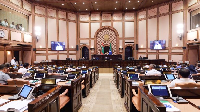 ސިނގިރޭޓާއި ދުންފަތުގެ ޑިއުޓީ ކުޑަކުރާ ބިލް މަޖިލީހުން ފާސްކޮށްފި