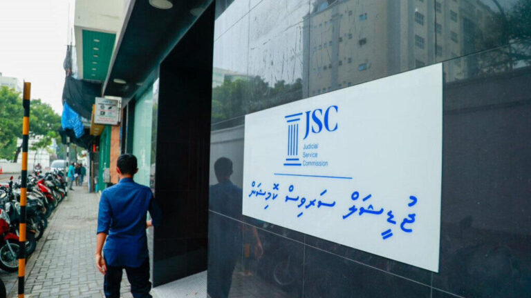 ޗީފް ޖުޑީޝަލް އެޑްމިނިސްޓްރޭޓަރުގެ މަގާމަށް 10 ބޭފުޅަކު ކުރިމަތިލައްވައިފި