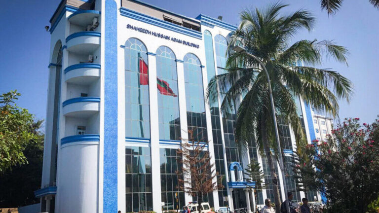 ފުލުހުންގެ ބެލުމުގެ ދަށުގައި ހުރި ޑޮލަރުތަކެއް ހަލާކުވި މައްސަލައިގައި އިހުމާލުވި އޮފިސަރު ވަކިކުރަނީ