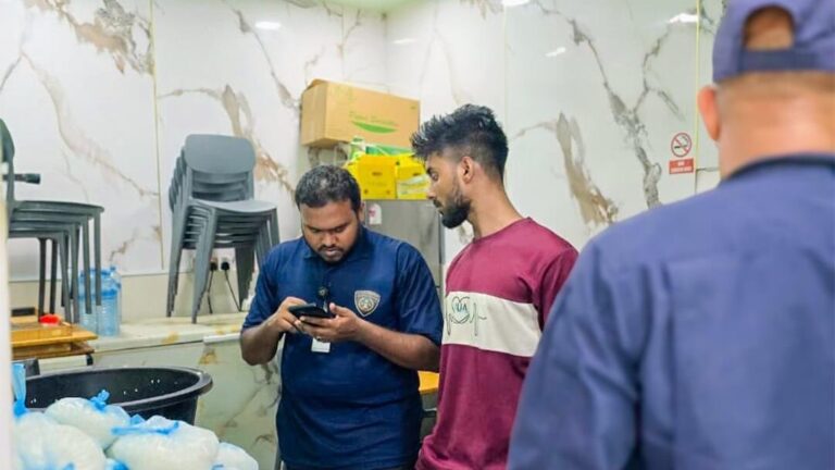ކެފޭތަކުގައި ގަވާއިދާ ޚިލާފަށް މަސައްކަތް ކުރަމުންދިޔަ އަށް ބިދޭސީއަކު އަތުލައިގެންފި