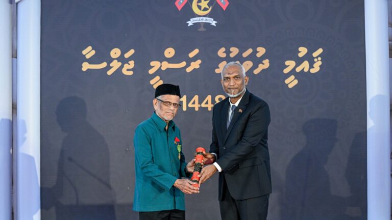 ނިޝާން ދިޔަމިގިލީ ޝަރަފުގެ ޢިއްޒަތް، ކަށިމާ ޝާކިރަށް އަރުވައިފި