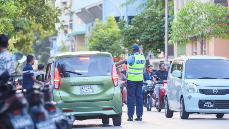 ޓްރެފިކް ފުލުހެއްގެ ގައިގައި ސައިކަލުން ޖައްސައި ފިލަން އުޅުނު ޒުވާނަކު ހައްޔަރުކޮށްފި