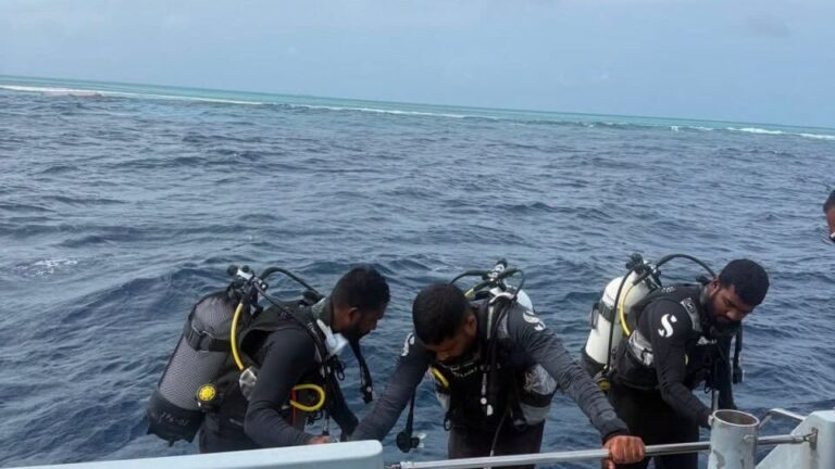 ބަންޑުންޖަހާލި ކޮޅުވެއްޓިން ގެއްލުނު ދެ މީހުން ހޯދަން ބޮޑު ސަރަހައްދެއް ބަލައިފި