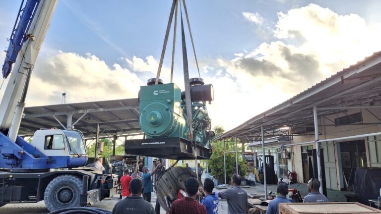 ހޯރަފުށީ ކަރަންޓުގެ ޚިދުމަތް ހަރުދަނާކުރުމަށް 1000 ކިލޯވޮޓްގެ އައު ޖަނަރޭޓަރެއް ގެންގޮސްފި