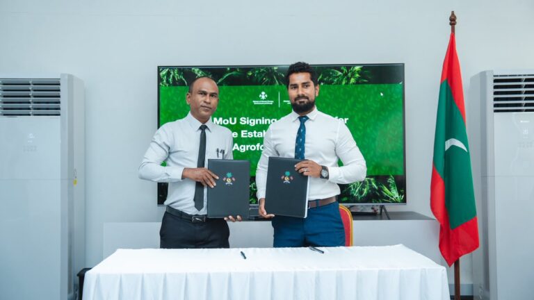 10 ރަށެއްގައި އެގްރޮފޮރަސްޓްރީ ދަނޑުތައް ތަރައްޤީކުރުމަށް ފަހުމުނާމާއެއްގައި ސޮއިކޮށްފި