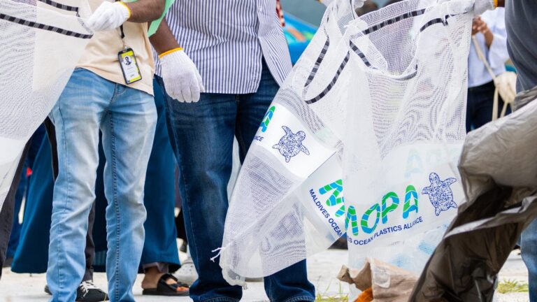 އަމާން ޓަވަރުތައް ސަރަހައްދުން 910 ޓަނުގެ ކުނި ނަގައިފި