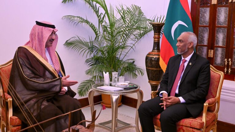 ސަޢޫދީ ފަންޑުގެ ސީއީއޯ ރައީސް މުޢިއްޒުގެ އަރިހަށް އިޙްތިރާމުގެ ޒިޔާރަތެއް ކުރައްވައިފި