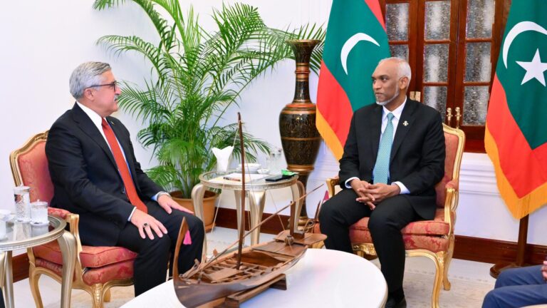 ތުރުކީވިލާތުގެ އޭކޭ ޕާޓީގެ ވަފުދެއް ރައީސްގެ އަރިހަށް އިޙްތިރާމުގެ ޒިޔާރަތެއް ކުރައްވައިފި