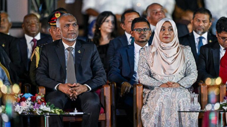 ރައީސް ޑރ. މުޢިއްޒުގެ ދެކަނބަލުން ނުރަސްމީ ދަތުރުފުޅެއްގައި ސިންގަޕޫރަށް ފުރާވަޑައިގެންފި