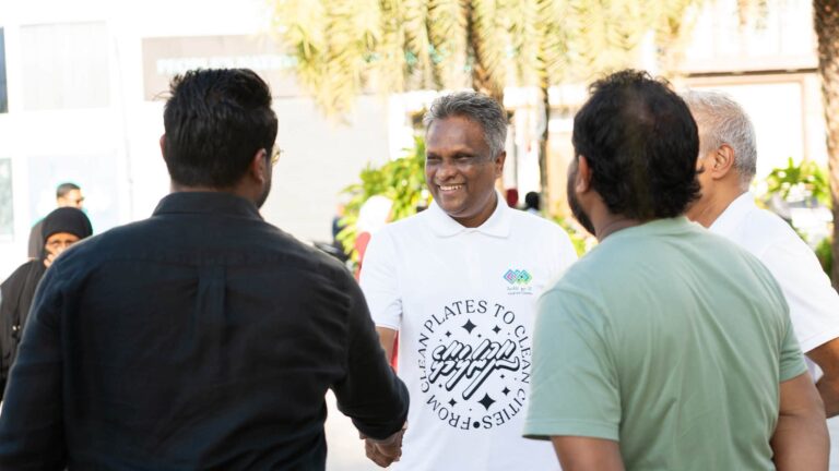 މާލޭގެ ގެއަކުން މޭޔަރު އާޒިމަށް ލިބިވަޑައިގެންނެވި ބައި އަނބިކަނބަލުންނަށް ހިބަކޮށްދެއްވައިފި