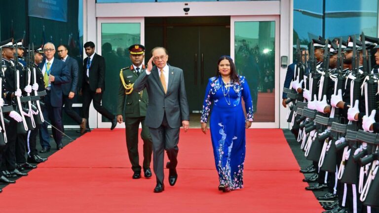 މެލޭޝިޔާގެ ބޮޑުވަޒީރު ދިވެހިރާއްޖެއަށް ކުރެއްވި ރަސްމީ ދަތުރުފުޅު ނިންމަވާލައްވައިފި