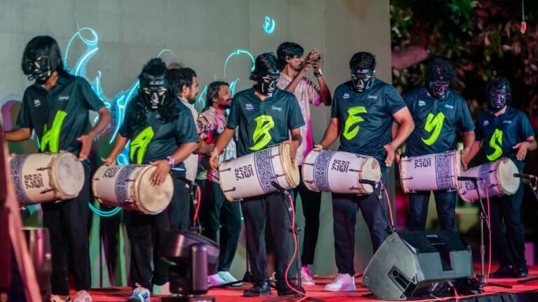 ފުލުހުންގެ ދުވަހާ ގުޅިގެން ބާއްވާ “ބްލޫސް ފެމެލީ ނައިޓް” ގައި ބައިވެރިވުމުގެ ފުރުސަތު ހުޅުވާލާފައި