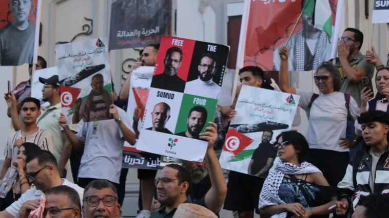 ތޫނިސްގެ މުޒާހަރާގެ ބައިވެރިން ސުމޫދުގެ ހަތަރު އެކްޓިވިސްޓުން ދޫކޮށްލުމަށް ގޮވާލައިފި